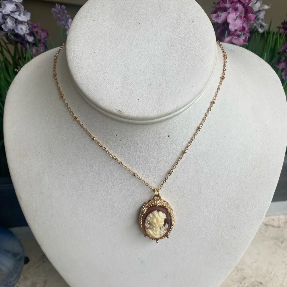 Elegant Gold Cameo Pendant Necklace - Picture 3 of 9